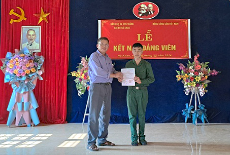 Lễ kết nạp đảng cho tân binh trước khi lên đường nhập ngũ ở xã Yên Thắng, huyện Lục Yên.